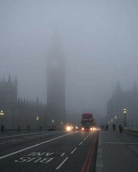 An incredible fog descended on London over night, expertly caught by @dimitar_hr.  BigBen, Westminister Bridge. November 2, 2015. Big Ben Clock, London Dreams, Foggy Day, Living In London, London Aesthetic, Surf Lifestyle, City Of London, London Town, London Calling