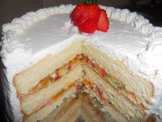 Fruit basket cake with how to- best cake ever!  I like to use pineapple strawberries and kiwi Fruit Basket Cake Recipe, Fruit Basket Cake, Fruit Cake Filling, Chinese Fruit, Fruit Birthday Cake, Chinese Cake, Sponge Cake Filling, Basket Cake, Vanilla Mousse