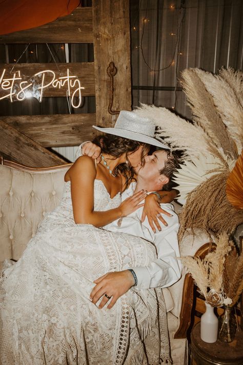 Western Boho Chic Wedding, Destination Wedding Out West, Wedding With Cowboy Hats, Cowboy Western Wedding, Boho Cowgirl Wedding, Western Wedding Veil, Wild West Wedding Theme, Coastal Cowgirl Bride, Boho Wedding Details