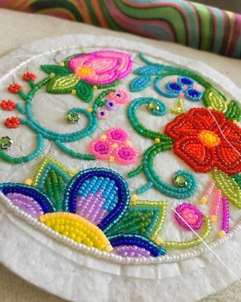 floral medallion sample Embroidery Designs With Beads, Hand Embroidery With Beads, Embroidery With Beads, Native Beading, Native Beading Patterns, Beadwork Embroidery, Beads Ideas, Beadwork Designs, Bead Embroidery Tutorial