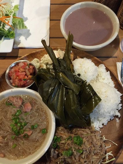 Guide to Local Hawaii Food: A traditional Hawaiian food plate Hawian Food, Food In Hawaii, Traditional Hawaiian Food, Hawaiian Plate Lunch, Plate Lunch, Hawaii Food, Food Plate, Island Food, Hawaiian Food