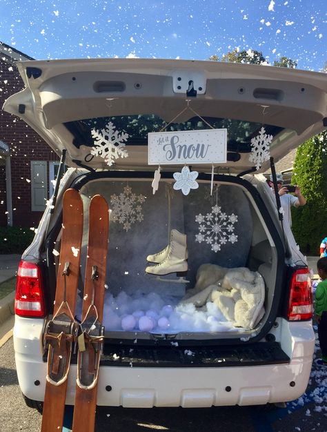 Trunk or treat winter themed! I put a snow machine on the roof of my car. It was a hit!! Christmas Car Parade Ideas, Church Halloween Party, Church Trunk, Trunker Treat Ideas, Church Halloween, Snow Machine, Snow Theme, Christmas Kindergarten, Parade Float