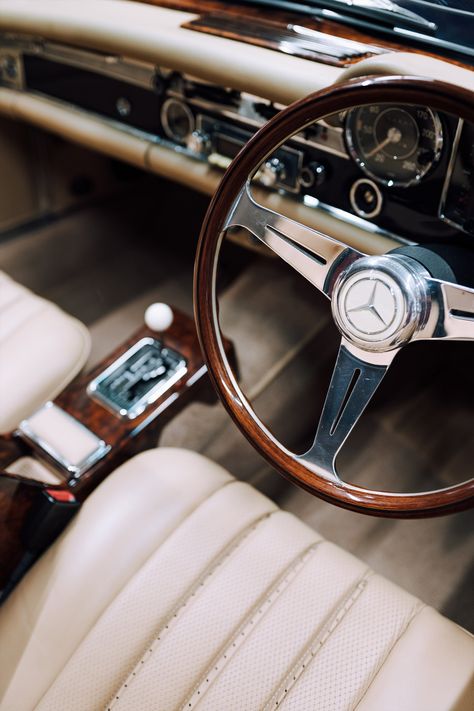 Vintage Cars Photography, Classic Cars Photography, Classic Mercedes Benz Vintage, Classic Car Aesthetic, Pagoda Interior, Classic Car Interior, Vintage Car Interior, Classic Mercedes Benz, Mercedes Aesthetic