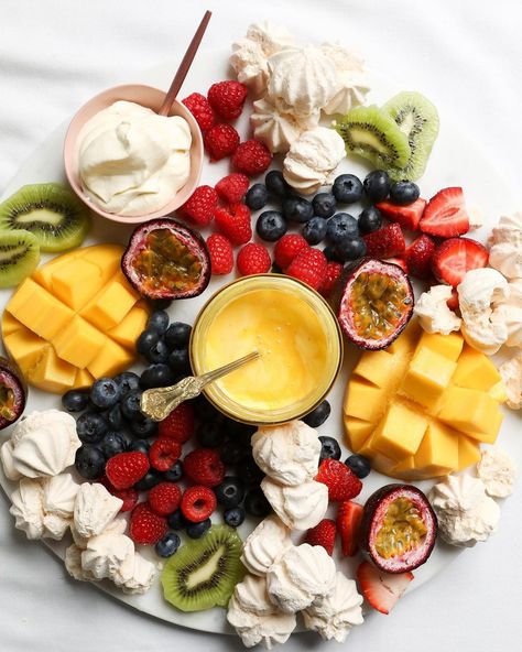 Diana Chan | MasterchefAU 🥇👩‍🍳 on Instagram: “Here’s an inspo of how to create a tropical pavlova platter created using some leftover fruits, meringues and curd from my previous posts…” Meringue Board, Tropical Christmas Food, Pavlova Platter, Tropical Pavlova, Pavlova Board, Christmas Fruit Platter, Christmas Pavlova, Mini Pavlova, Cocktail Party Food