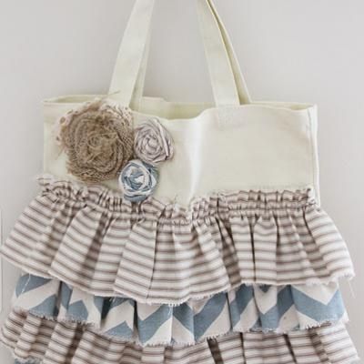 Have to make one of these, maybe a diaper bag size for Rachel or Michelle! Diy Ruffle, Ruffles Bag, Tote Tutorial, Sac Diy, Mode Tips, Sew Ins, Costura Diy, Sewing Purses, Diy Purse