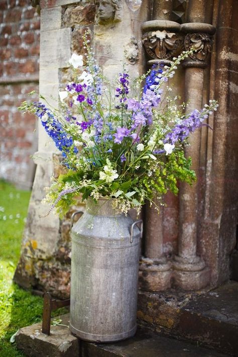 Country Wedding Flowers, Country Flowers, Country Garden Decor, Deco Champetre, Church Flowers, Country Garden, Milk Cans, Garden Care, Deco Floral