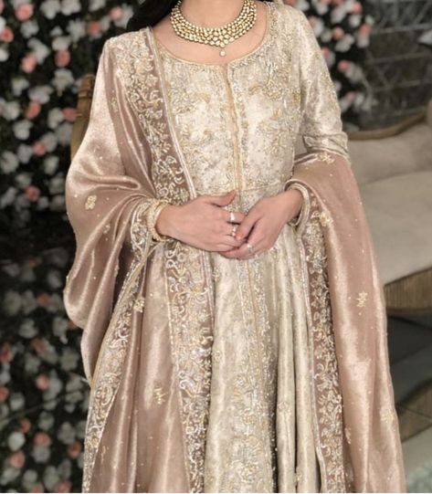 Walima Pakistani Dresses, White And Gold Pakistani Wedding Dress, Beige Pakistani Wedding Dress, Gold Pakistani Outfits, Arabic Wear For Women, Beige Pakistani Outfit, Ivory Pakistani Outfits, Rose Gold Pakistani Bridal Dresses, Traditional Pakistani Bridal Look