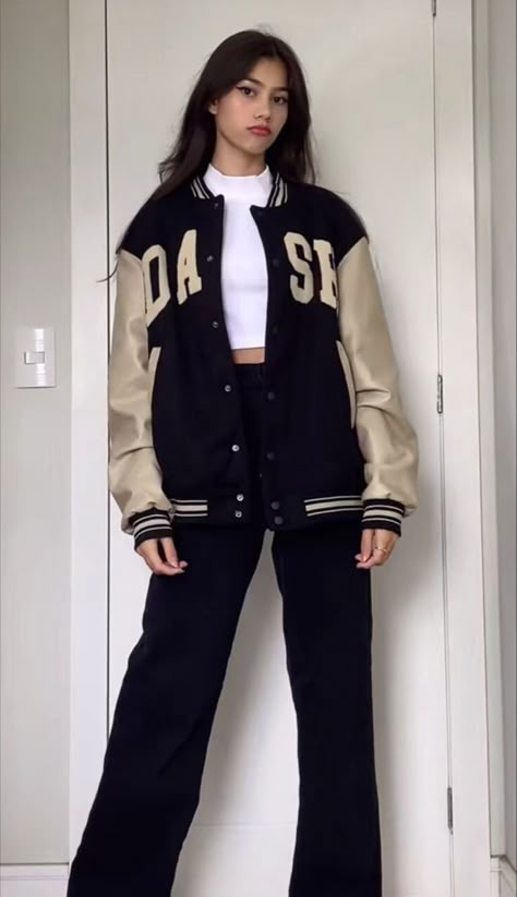 Baseball Jackets Women Outfits, Outfits With Jersey Jackets, Varsity Jacket Outfit Aesthetic Korean, Varsity Jacket Fits Women, Fits With Varsity Jacket, Outfit Jacket Varsity, Letter Jacket Outfit Aesthetic, Varsity Style Outfits, Outfit Ideas Varsity Jacket