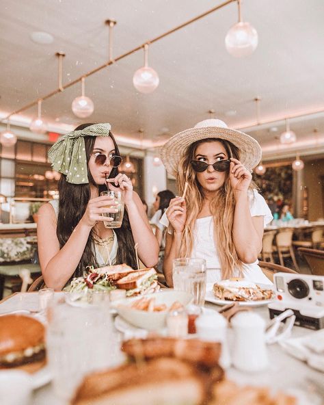 Brunch Photoshoot Friends, Brunch Photoshoot, Brunch Photos, Eclipse Wedding, Brunch Table Decorations, Brunch Photography, Sisters Trip, Friends Portrait, Sunday Brunch Outfit