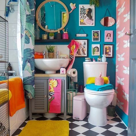 Kathy Shimmield on Instagram: “What a color filled and fun bathroom!! Thx @redfoxhome for posting this great pic!!” Bohemian Bathroom Ideas, Bright Furniture, Bohemian Bathroom, Tropical Bathroom, Maximalist Home, Casa Vintage, Master Decor, Boho Bathroom, Bohemian Interior