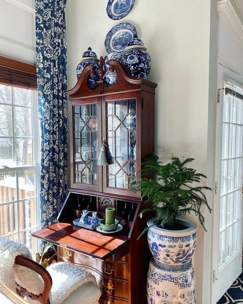 Blue Room Inspiration, Decorating With Blue And White Porcelain, Blue And White Home Decor, Williamsburg Christmas, Blue And White Home, Blue White Kitchens, Blue And White Living Room, Style Anglais, White Platter