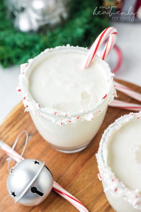 Peppermint Rumchata Drink, Peppermint White Russian Recipe, Peppermint White Russian Cocktail, Peppermint Schnapps Drinks, Drinks With Peppermint Schnapps, Peppermint Schnapps Drinks Recipes Hot Chocolate, White Russian Drink, Peppermint Vodka, White Russian Recipes