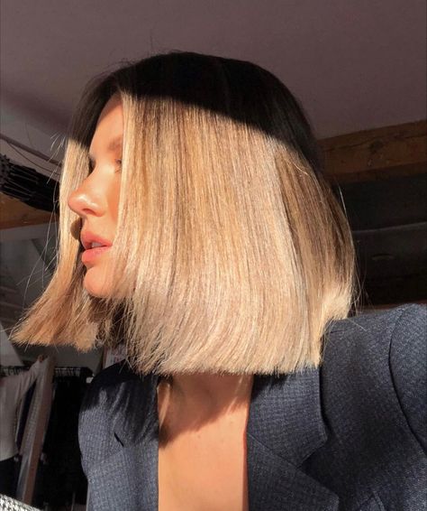 Collarbone Length Hair Blonde, Dark Blonde Bobs, Bronde Bob, Winter Hair Trends, Dark Blonde Hair, Honey Hair, Hair Things, Blonde Hair Looks, Haircuts For Medium Hair