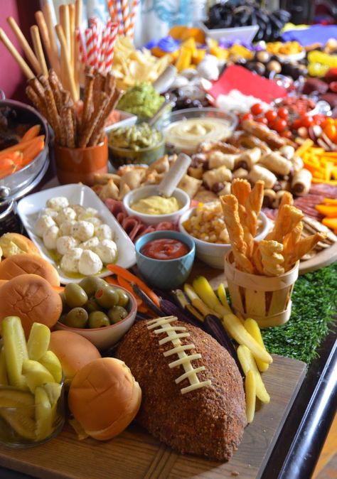 Throw the Ultimate ESPN College Football party for The Playoff! - Always Order Dessert Football Team Dinner Ideas, Team Dinner Ideas, College Football Party, Playoff Party, Snack Stadium, Tailgate Party Food, Team Dinner, Football Snacks, Football Tailgate