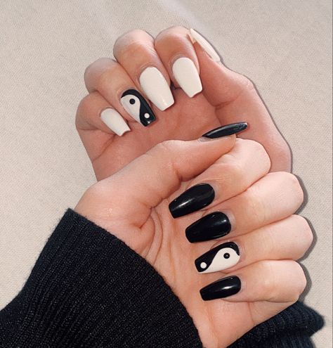 #trendy #nail #gelx #gel #white #black #yingyang #ying #yang #fun #summer #spring Ting Yang Nail Design, Black N White Nail Art, Nails Acrylic Ying Yang, Easy Nail Art Black And White, Simple Nail Art Black And White, Ting And Yang Nails, Ying Yang Nail Design, Yang Yang Nails, Black And White Ying Yang Nails