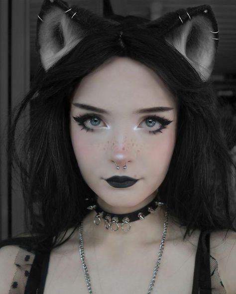 Metal Concert Makeup, Goth E-girl Makeup, Cute Halloween Makeup Ideas, Halloween Lip Makeup, Makeup Egirl, E Girl Makeup, Cute Halloween Makeup, Halloween Makeup Ideas, Anime Makeup