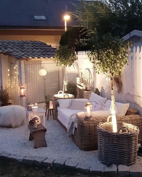 Weissmacherei hat es draußen und drinnen sehr gemütlich! Entdecke noch mehr Wohnideen auf COUCH #wohnen #einrichtungsideen #einrichten #interior #COUCHstyle #boho #garten #bohogarten #outdoor Patio Garden Ideas On A Budget, Budget Garden, Patio Inspiration, Budget Ideas, Cool Ideas, Backyard Patio Designs, Small Patio, Back Garden, Diy Patio