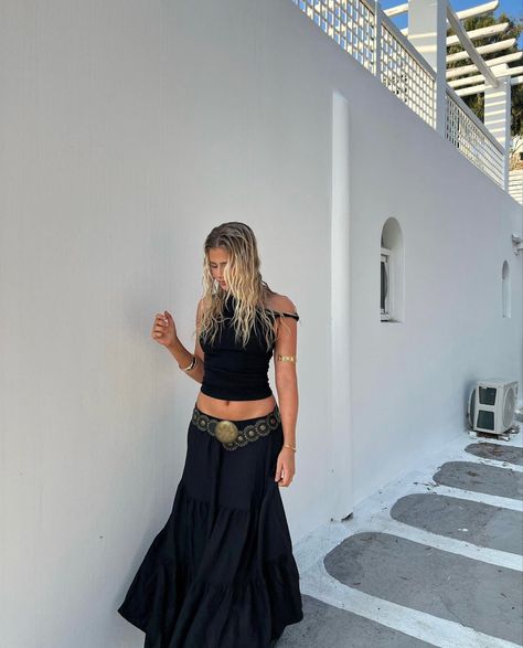 Long Black Skirt Outfit Boho, Moody Boho Outfits, Maxi Skirt Festival Outfit, Style Black Maxi Skirt, Boho Belt Outfit, Black Outfit Beach, Belt On Skirt, Deftones Concert, Fit Check Aesthetic