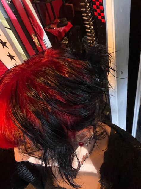 Red Roots Black Hair Short, Black Roots Red Ends Short Hair, Shadow Hair Color Ideas, Red Roots With Black Hair, Shadow Root Black Hair, Red Shadow Root Black Hair, Red Roots Curly Hair, Red Hair Dye On Black Hair, Red Roots And Black Hair