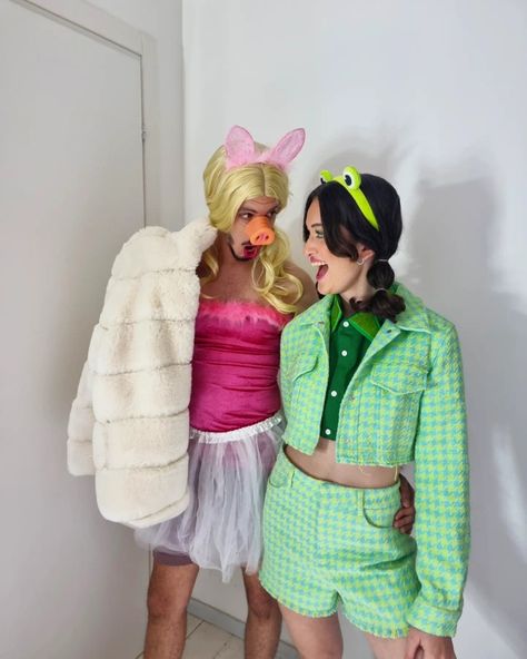 Miss Piggy Halloween Costume, Kermit Costume, Halloween Dorothy, Unique Duo Halloween Costumes, Miss Piggy Costume, Cute Couples Costumes, Best Couples Costumes, Duo Costumes, Crazy Costumes