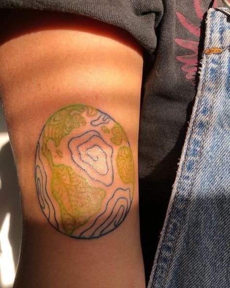 Black Women Meaningful Tattoos, Wholesome Tattoo Ideas, Feminine Tattoos Color, Apocalypse Tattoo Ideas, Earth Tattoo Color, Messy Tattoo Style, Types Of Tattoo Art Styles, Hippie Hand Tattoos, Hippy Tattoo Ideas