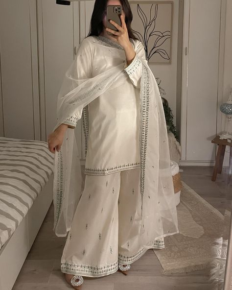 Simple Dress Casual, Desi Dress, Desi Fashion Casual, Pakistani Fancy Dresses, Pakistani Dresses Casual, Beautiful Pakistani Dresses, Indian Dresses Traditional, Simple Pakistani Dresses, Indian Bridal Outfits