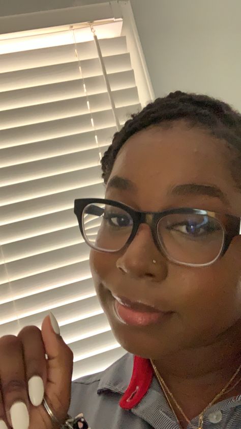 Nose Piercing For Black Women, Nose Piercing Stud With Glasses, Small Nose Piercing Stud Black Women, Nose Stud Black Women, Cute Nose Piercings Black Women Gold, Nose Piercing Stud Black Women, Cute Nose Piercings Black Women, Nose Piercing With Glasses, Gold Nose Stud Black Women