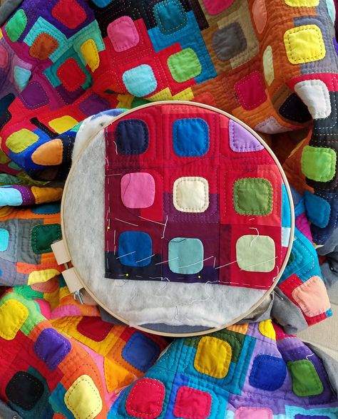 Small Modern Quilt Projects, Quilt With Circles, Contemporary Quilts Designs, New Quilt Patterns 2023, Improv Quilting Ideas, Circle Quilts Patterns Ideas, Modern Quilts Ideas, Scraps Quilt, Scrap Quilts Ideas