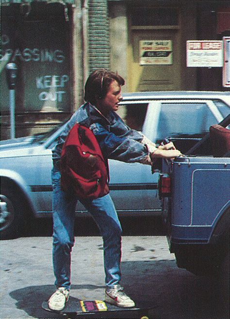 Marty McFly showing us how it's done with his Eastpak backpack in Back to the Future, 1985. 60 Year Anniversary, Tom Und Jerry, Septième Art, Michael J Fox, J Fox, Marty Mcfly, I Love Cinema, 80s Movies, Michael J