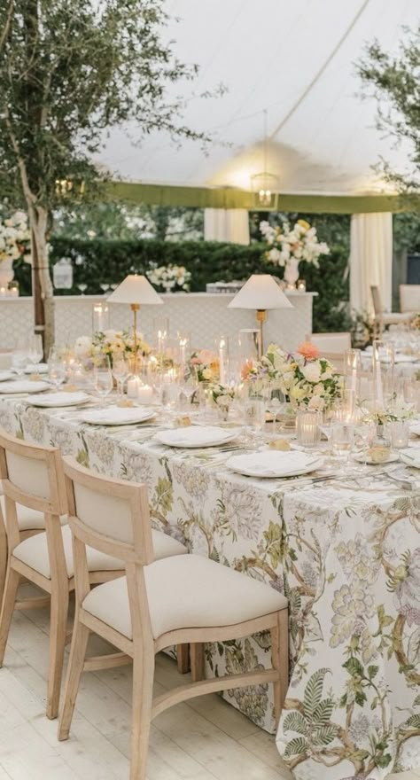 Use of lamps, clear glass with cuts for stemware and candles. Adds interest without chaos. Use of trees Corporative Events, Peru Wedding, Buffet Wedding Reception, Instagram Pro, Wedding Backyard Reception, Tablescape Inspiration, Green Table, Venue Decor, Marquee Wedding