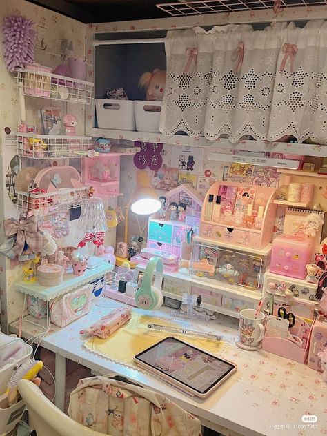 Pastel Cottagecore Aesthetic Room, Messy Pink Room Aesthetic, Vintage Pastel Room, Korean Pastel Aesthetic, Simple Small Room, Kawaii Bedroom Aesthetic, Cute Room Aesthetic, Pastel Rooms, Aesthetic Decoration Ideas