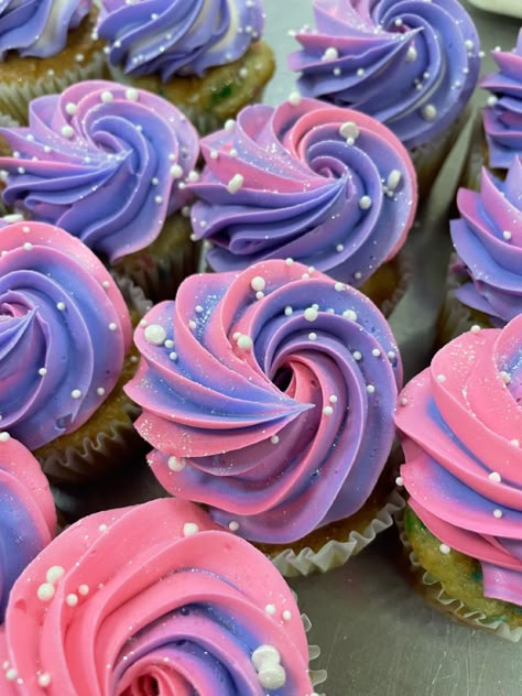 Purple Birthday Desserts, Purple And Pink Cupcakes Birthday, Bratz Cupcakes, Girls Cupcakes, Pink And Purple Birthday Cake, Pink And Purple Cupcakes, Disco Cupcakes, Girly Cupcakes, Birthday Cupcakes Aesthetic