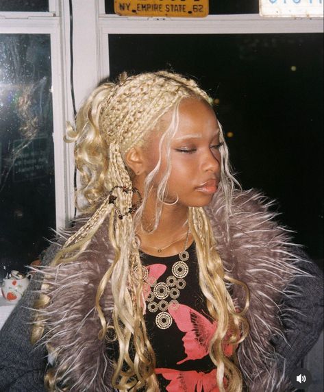 Platinum Goddess Braids, White Blonde Braids Black Women, Platinum Braids On Black Women, Bleach Blonde Braids, Platinum Blonde Hair Braids, Half Blonde Half Black Braids, Platinum Knotless Braids, Platinum Blonde Knotless Braids, Platinum Box Braids