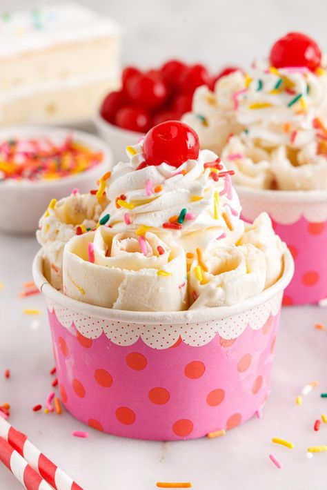 Roll Up Cake, Frozen Treats Recipes, Rolled Ice Cream, Cream Roll, Make Birthday Cake, Ice Cream Birthday Cake, Up Cake, Ice Cream Mixture, Frozen Dessert Recipe