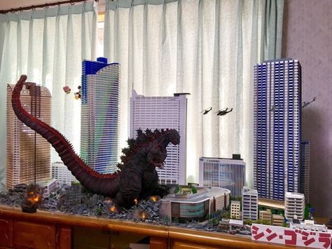 Shin Godzilla diorama Godzilla Diorama, Fiesta Float, Shin Godzilla 2nd Form, Godzilla Kaiju, Godzilla Tattoo, Gunpla Diorama, Godzilla Toys, Shin Godzilla, Godzilla Figures