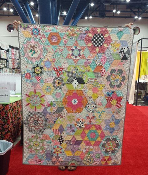 Sew Lux Fabric : Blog: The Smitten Quilt Along : All the Details Smitten Quilt, Sweet Beans, Millefiori Quilts, Jen Kingwell, Hexie Quilt, English Paper Piecing Quilts, Holiday Sewing, Fall Quilts, Hexagon Quilt