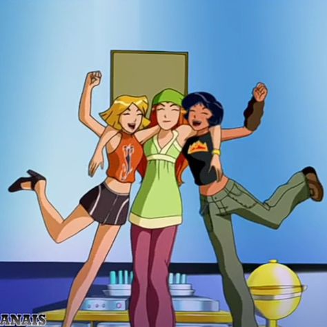 Tweencore Outfits, Total Spies Outfits, Totally Spies Clover Outfits, Totally Spies Aesthetic Outfits, Totally Spies Alex Outfits, Totally Spies Fashion, Totally Spies Outfits, Spy Outfit, Sweet California