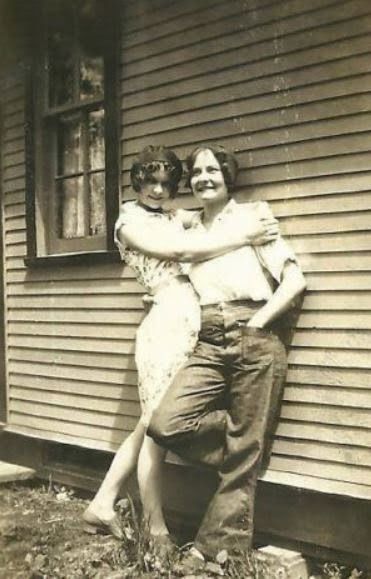 Vintage Lesbian, Old Fashioned Love, Vintage Kiss, Vintage Couples, Vintage Romance, Old Love, Stevie Wonder, Oscar Wilde, White Photo