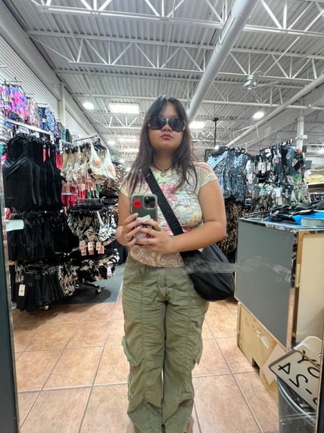 Y2k Style Mid-rise Cargo Pants For Spring, Y2k Green Wide Leg Cargo Pants, Early 2000s Fashion Cargo Pants, Y2k Mid-rise Cotton Cargo Pants, Summer Y2k Outfits, Bdg Y2k Low-rise Cargo Pants, Green Cargo Pants Outfit, Cargo Pants Outfits, Outfits 2000s