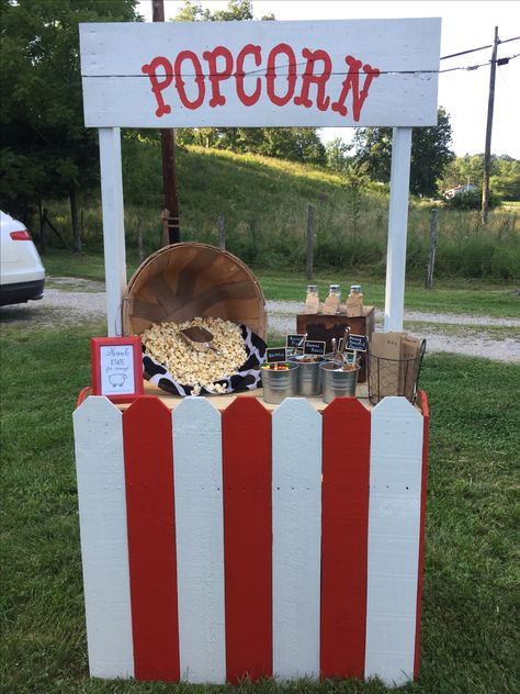 Carnival Popcorn Stand, Popcorn Stand Ideas, Circus Activities, Deco Cinema, Cinema Party, Popcorn Stand, Carnival Booths, Halloween Popcorn, Carnival Decorations