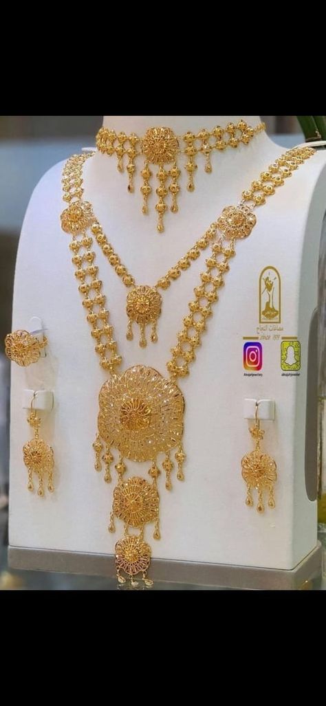 Dubai Gold Jewelry, Gold Jewels Design, Gold Jewellry, Bridal Jewellery Design, Jewelry Set Design, Bangles Jewelry Designs, Gold Jewelry Simple, Bangles Jewelry, Jewelry Set