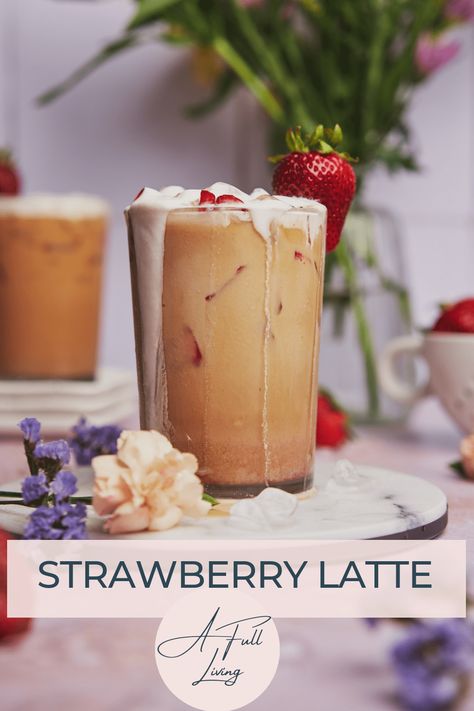 Chocolate Covered Strawberry Latte, Strawberry Iced Latte, Strawberry Drink Recipes, Strawberry Latte, Strawberry Simple Syrup, Latte Starbucks, Tea Latte Recipe, Espresso Recipes, Strawberry Protein