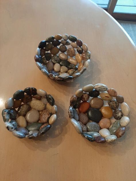 Gluing Rocks To Wood, Crafts With Small Rocks, Crafts With Polished Rocks, Diy With Stones, Crafts With Pebbles, River Rock Crafts Diy Projects, Things To Make With Rocks, Polished Rocks Projects, Rock Decor Home