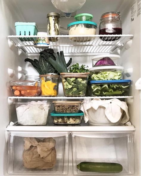 Waste Free Planet on Instagram: “Now remember like Allison said, this fridge has been presented to look nicer for the photo.  But we would love to know how many of you have…” Small Fridge Organization, Healthy Fridge, Casa Clean, Freezer Organization, Green Eating, Fridge Organisers, Small Fridges, Kitchen Organisation, Food Storage Container Set