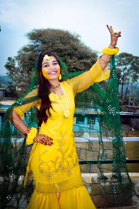 Haldi Poses For Bride Simple, Dulhan Haldi Pose, Haldi Ceremony Outfit For Bride Indian, Simple Haldi Look For Bride, Haldi Girl, Unique Haldi Outfits For Bride, Haldi Pic, Haldi Ceremony Outfit For Bride, Haldi Outfits For Bride