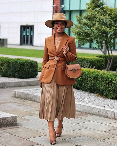 Mocha Outfit Ideas, Mousse Ideas, Earthy Tones Outfit, 2025 Pantone, Rok Outfit, Mocha Mousse, Monochromatic Fashion, Monochromatic Outfit, Elegant Clothes