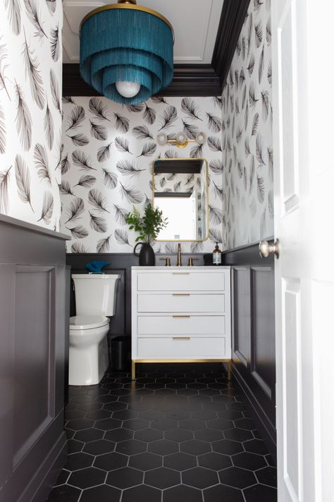 Traditional Powder Room Ideas, Traditional Powder Room Design, White Powder Room, Transitional Powder Room, Traditional Powder Room, Wallpaper Powder Room, Half Bath Remodel, Powder Room Ideas, Small Toilet Room