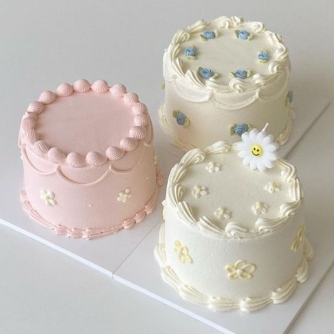 Vintage Cake Sprinkles, Lunchbox Cake Aesthetic, Cake Birthday Korea Simple, Cake Birthday Korea, Mini Vintage Cake, Simple Vintage Cake, Cake Stand Ideas, Pink Vintage Cake, Heart Cake Designs