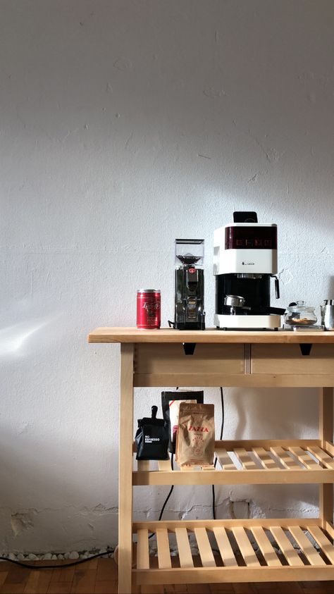 Mini Espresso Bar, Coffee Machine In Bedroom, Coffee Cart Apartment, Förhöja Coffee Bar, Coffee Station Ikea, Ikea Coffee Station, Espresso Machine Station, Espresso Machine Aesthetic, Coffee Bar Cart Ideas