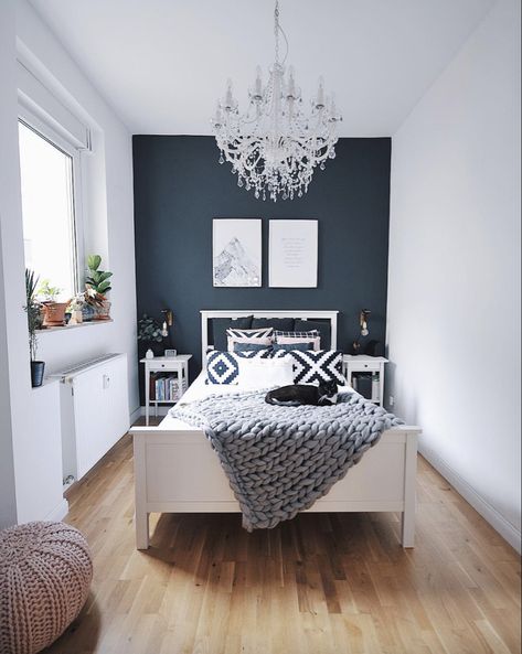 14 Ways to Make a Small Bedroom Look Bigger - Rentonomics Decorate Small Room, Small Bedroom Look Bigger, Small Bedroom Colours, Gray Headboard, Building Shelves, Wallpaper Room, Hm Home, With Wallpaper, Small Room Decor